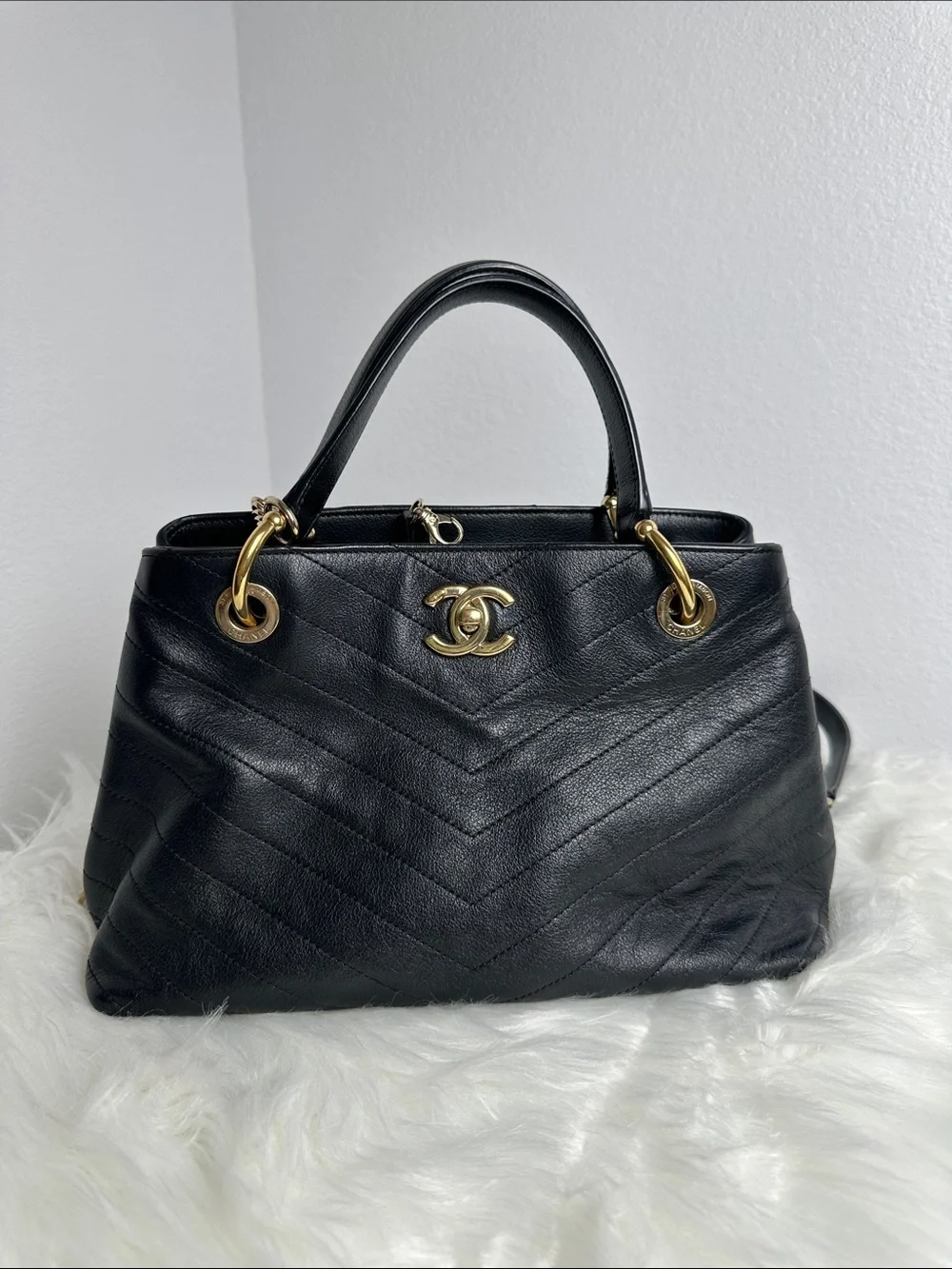 💯Authentic Chanel Chevron Quilted Shoulder Bag – Black Leather & Gold Hardware🍀